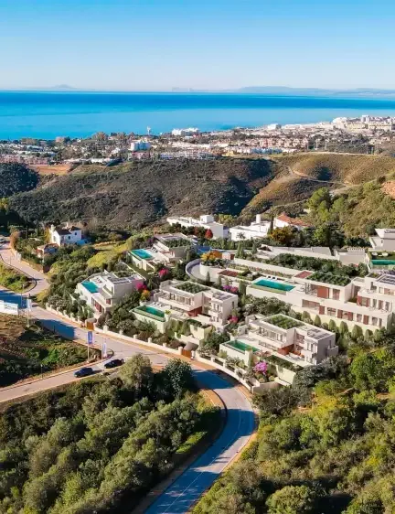 7 Heaven: vista aérea del proyecto residencial en la ladera con vistas al mar