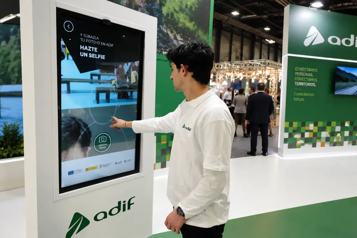 ADIF Photo AI: tótem táctil «Hazte un selfie» en el stand de ADIF