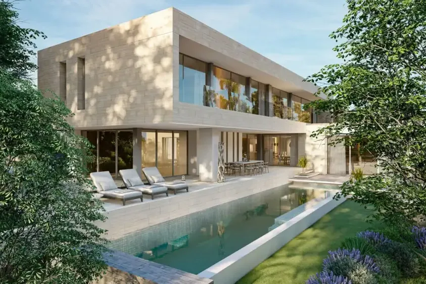 Villa Camoján (Marbella): fachada de piedra clara con piscina y tumbonas