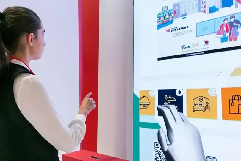 Pantalla táctil interactiva en el stand de Turespaña