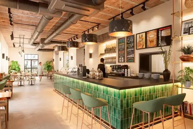 Pilastra: barra de bar con azulejo verde