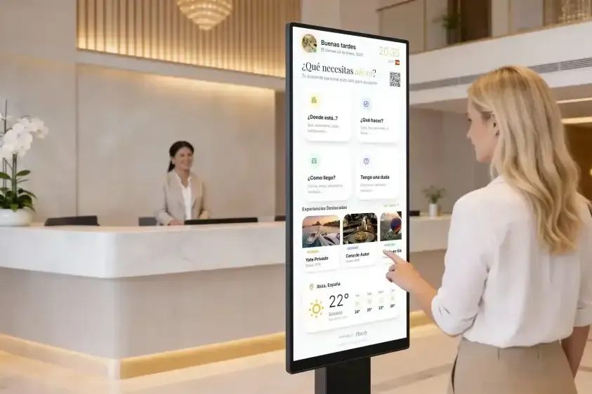 Placely: pantalla de inicio con servicios, experiencias y tiempo local en la recepción de un hotel