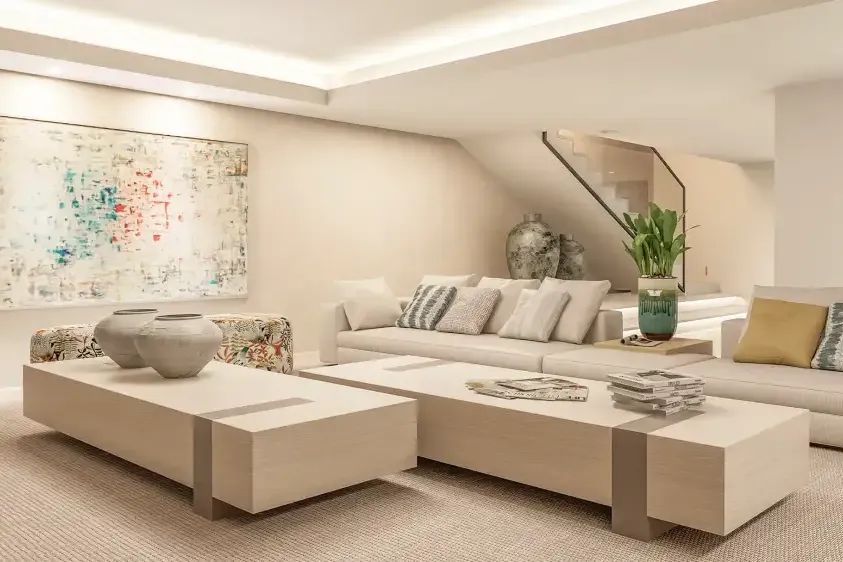 Residencia Pino: zona de estar con sofá lineal y obra de arte