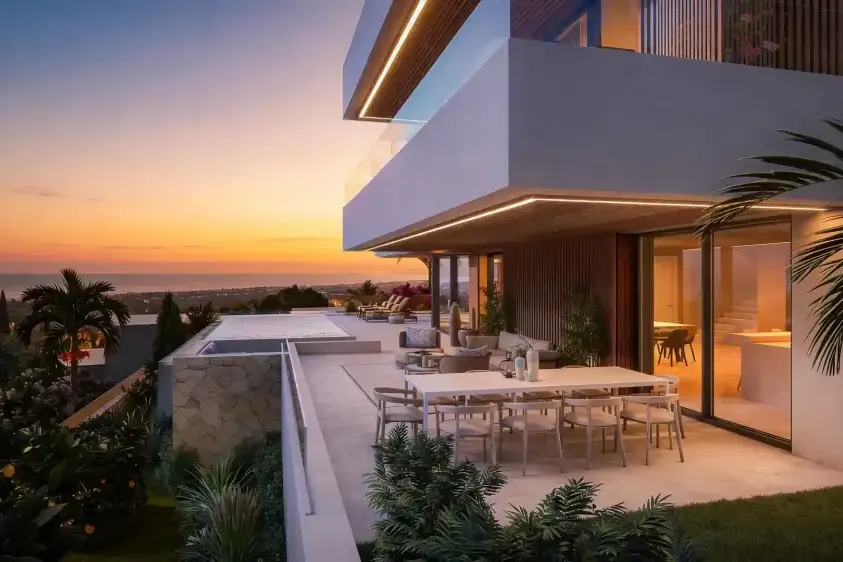 Villa Soal (Marbella): terraza con comedor exterior y vistas al mar al atardecer
