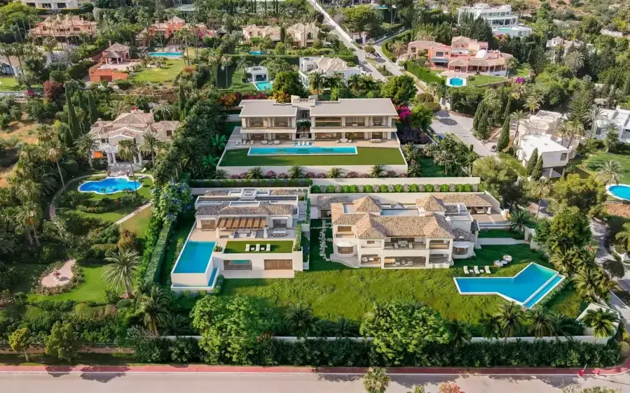 Villa Esmeralda: aerial view of the villas and pools in their setting