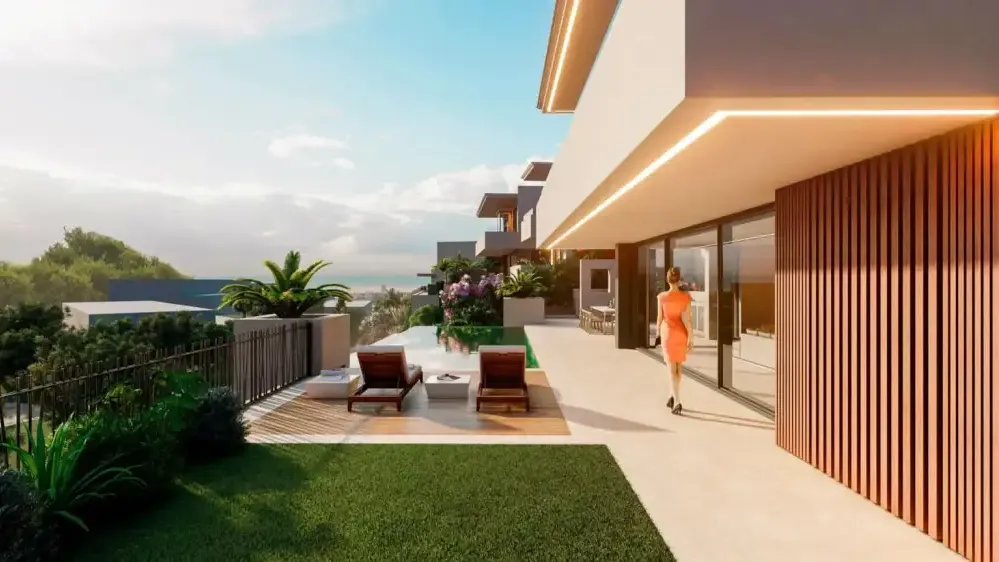 7 Heaven: pasarela exterior con revestimiento de madera y jardín