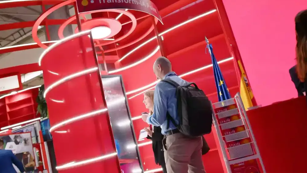 Stand TransformIA de Red.es con visitantes