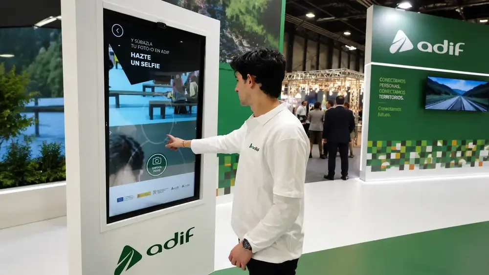 AI selfie kiosk on the ADIF stand