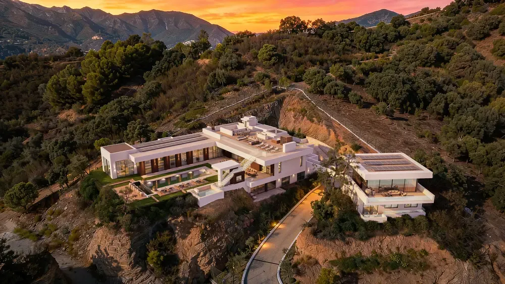 The House: vista aérea de la villa en la ladera al atardecer