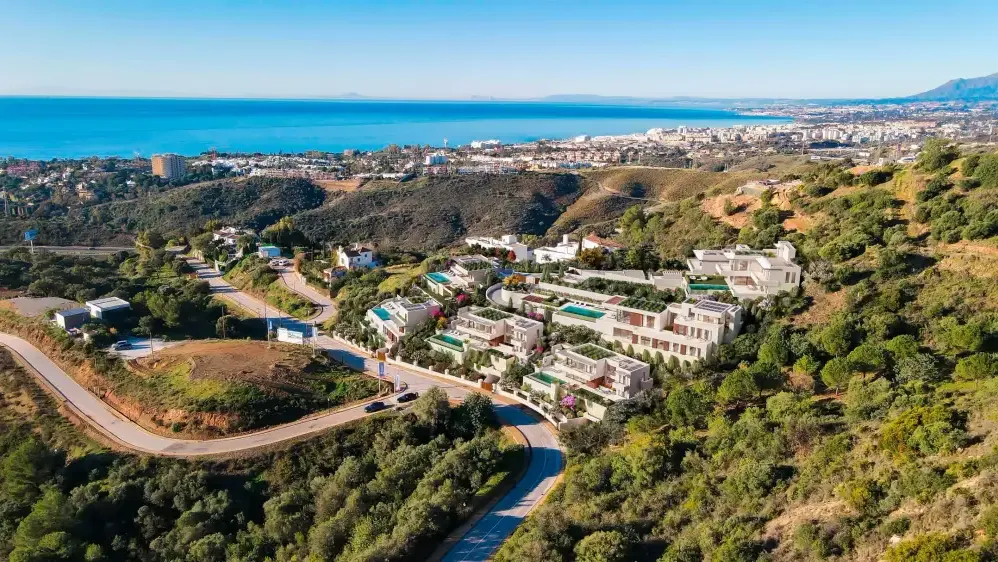 7 Heaven: vista aérea del proyecto residencial en la ladera con vistas al mar