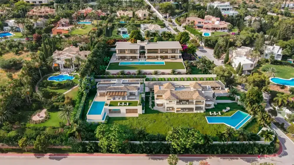 Villa Esmeralda: vista aérea de las villas y piscinas en su entorno