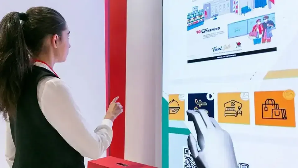 Pantalla táctil interactiva en el stand de Turespaña