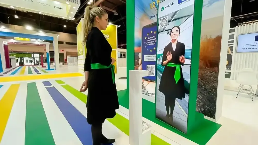 Azafata virtual en pantalla vertical controlada con Leap Motion en el stand de MITMA