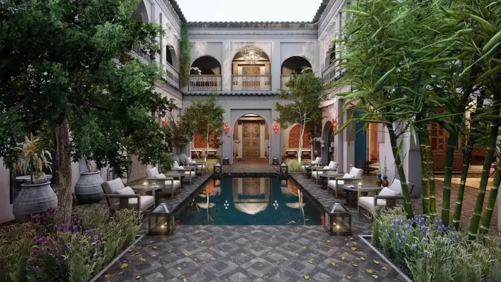 Riad: patio con alberca, palmeras y galería de arcos