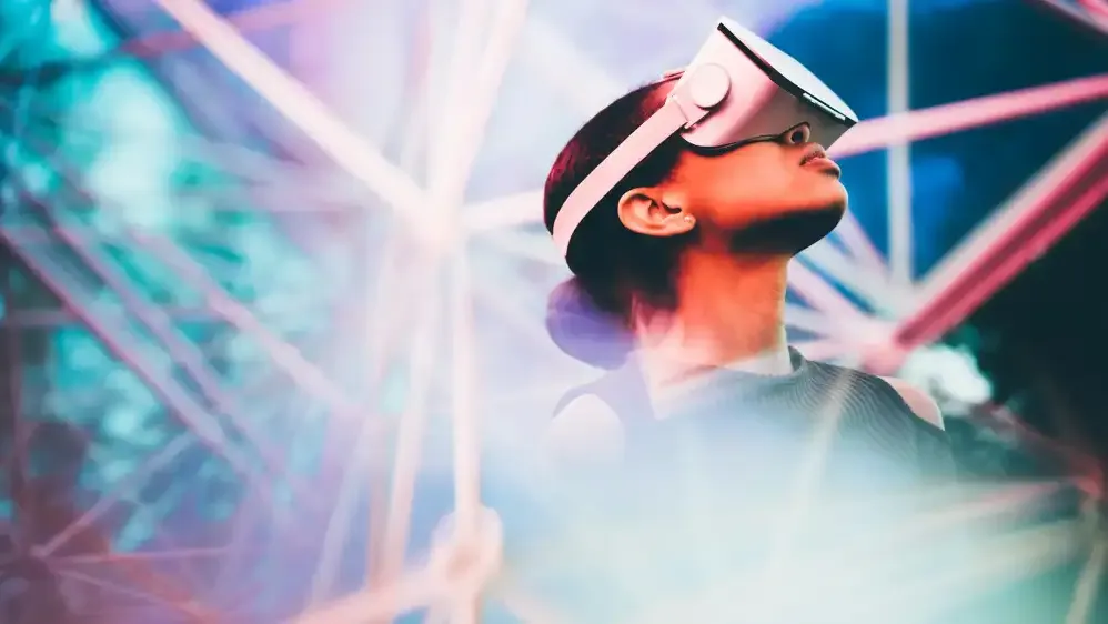 Usuaria con visor de realidad virtual