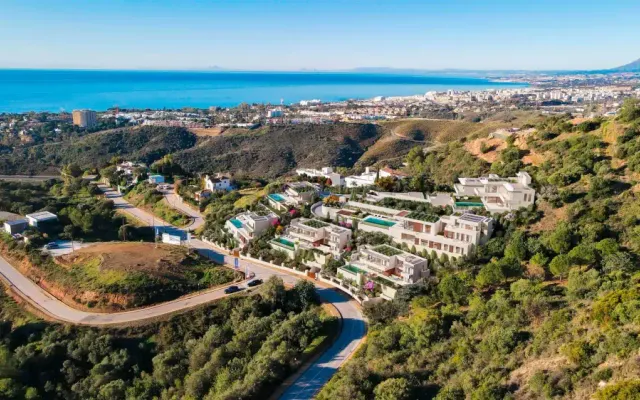 7 Heaven: vista aérea del proyecto residencial en la ladera con vistas al mar