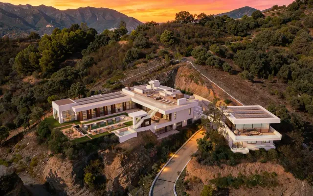The House: vista aérea de la villa en la ladera al atardecer