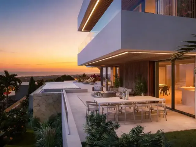 Villa Soal (Marbella): outdoor dining terrace with sea views at sunset
