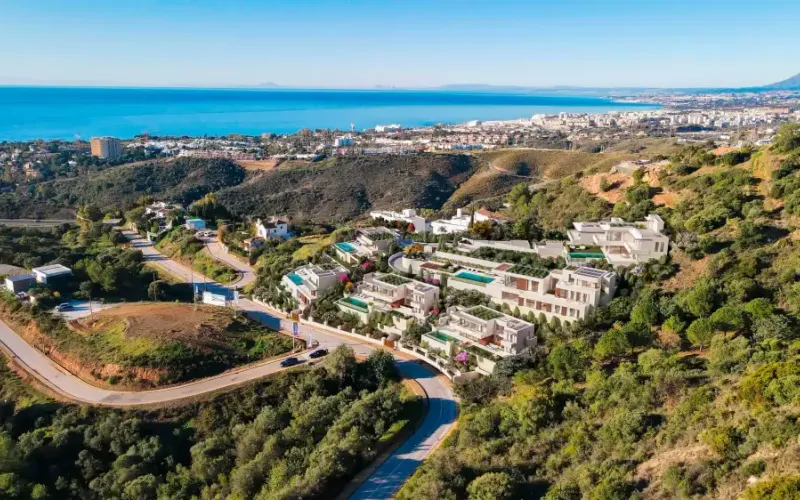 7 Heaven: vista aérea del proyecto residencial en la ladera con vistas al mar