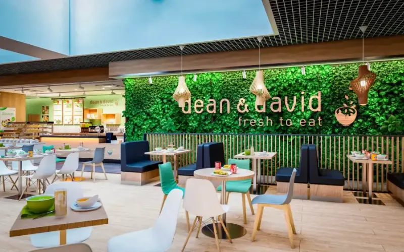 Dean & David: restaurant with living wall