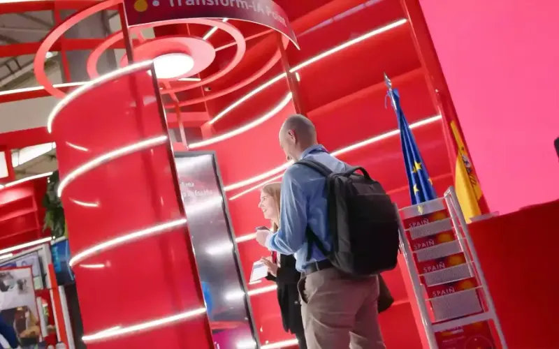Red.es TransformIA: metal Photo AI booth in the corporate colour with LED rings