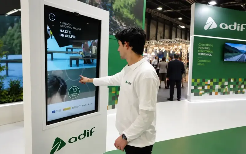 ADIF Photo AI: tótem táctil «Hazte un selfie» en el stand de ADIF