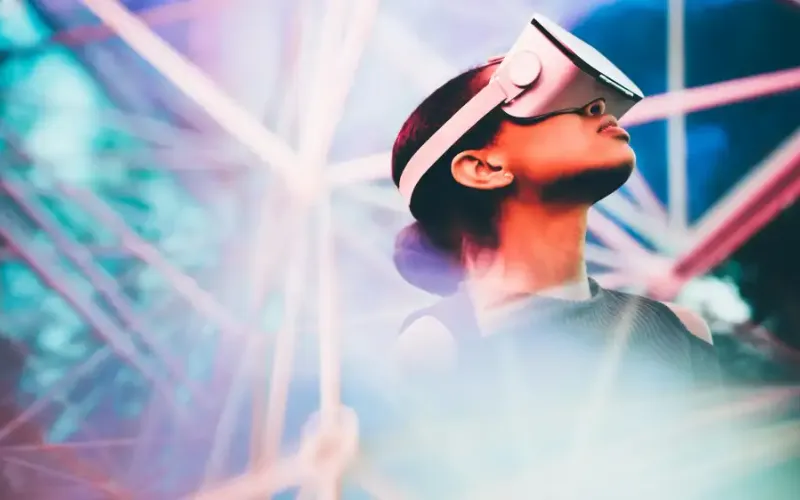 Usuaria con visor de realidad virtual