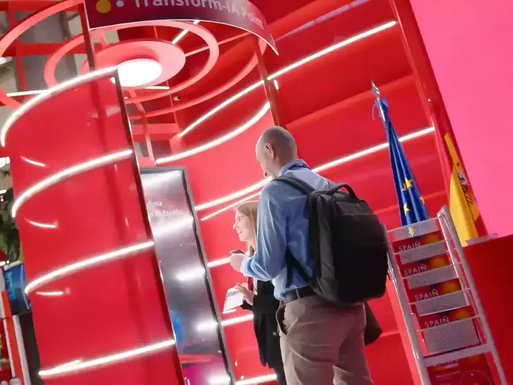 Red.es TransformIA: cabina metálica en color corporativo con anillos de LED para Photo AI