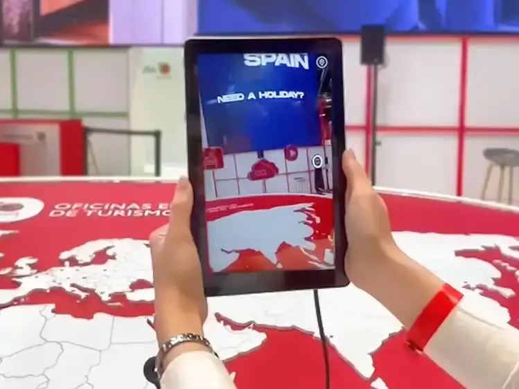 Turespaña: tablet con realidad aumentada sobre la mesa-mapa de las Oficinas Españolas de Turismo
