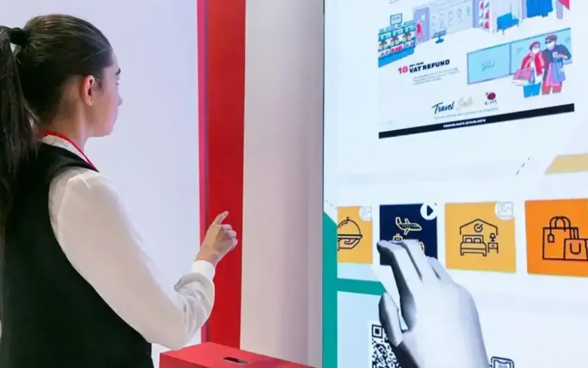 Pantalla táctil interactiva en el stand de Turespaña