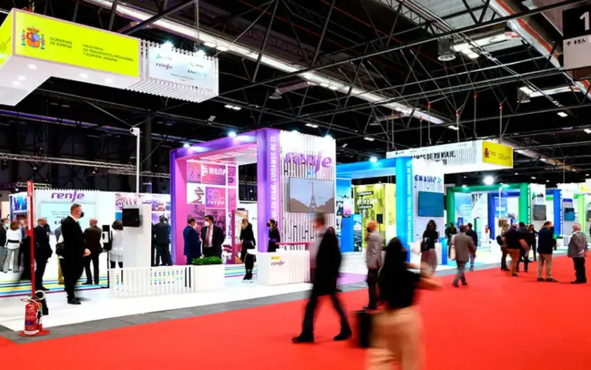 Pabellón institucional con visitantes en feria