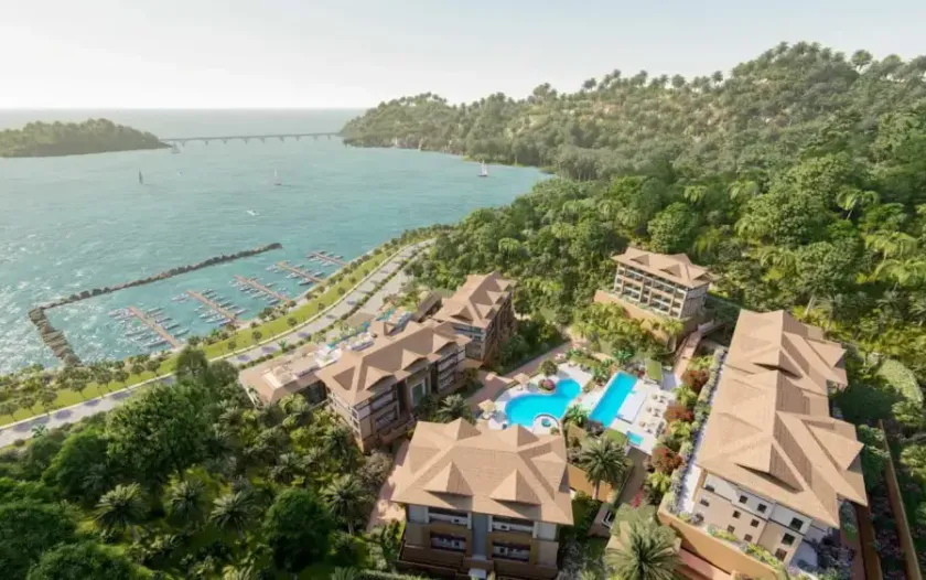 Vista aérea de conjunto residencial costero junto al puerto deportivo
