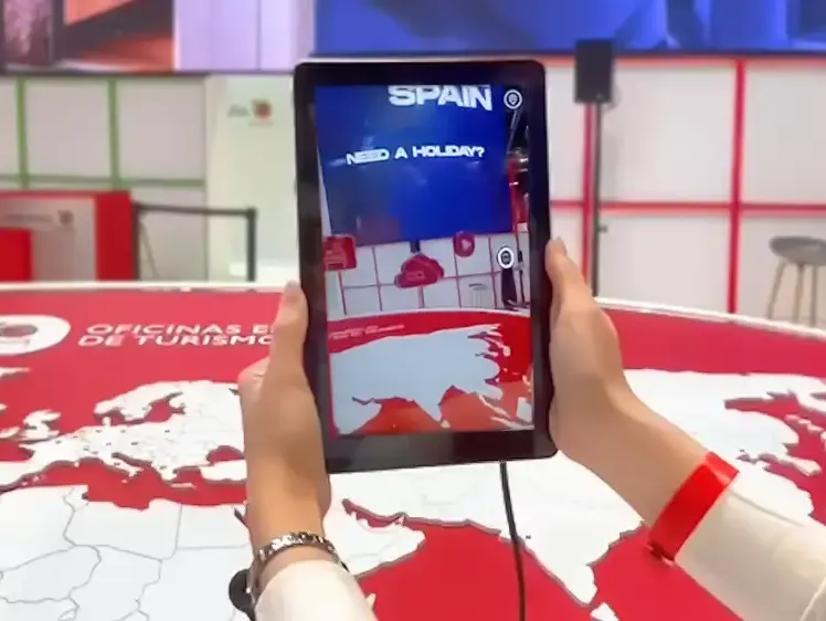 Turespaña: tablet con realidad aumentada sobre la mesa-mapa de las Oficinas Españolas de Turismo