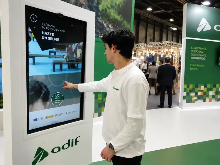 ADIF Photo AI: tótem táctil «Hazte un selfie» en el stand de ADIF